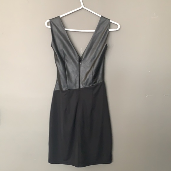 Black fitted asymmetrical dress - Picture 3 of 3